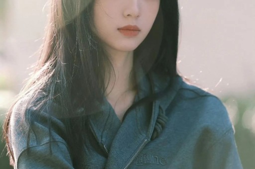 女星超大牌排场惹热议与男助理亲密举动引全网吵翻